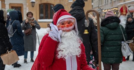 Praca sezonowa w grudniu. Ile zarobić może Mikołaj, a ile śnieżynka?