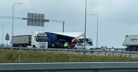 Nie wyhamował przed światłami. Zderzenie dwóch ciężarówek na węźle Lublin Węglin