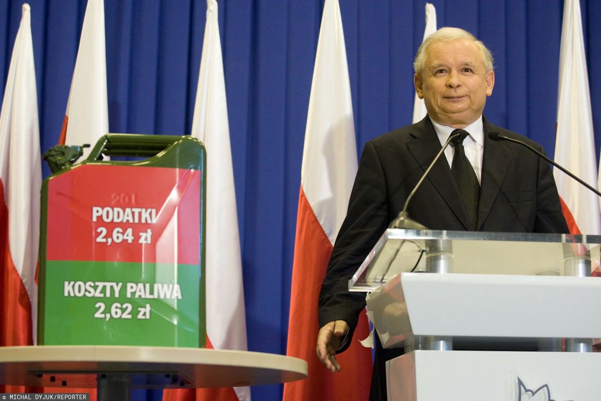 2011 rok. Jarosław Kaczyński krytykuje ówczesny rząd PO-PSL za ceny paliw. Dziś ceny są kilkukrotnie wyższe.