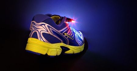 Latarki dla butów. Night Runner oświetli drogę biegaczom