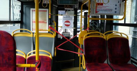 Warszawa. Zderzenie autobusu z samochodem. Pasażerka w szpitalu