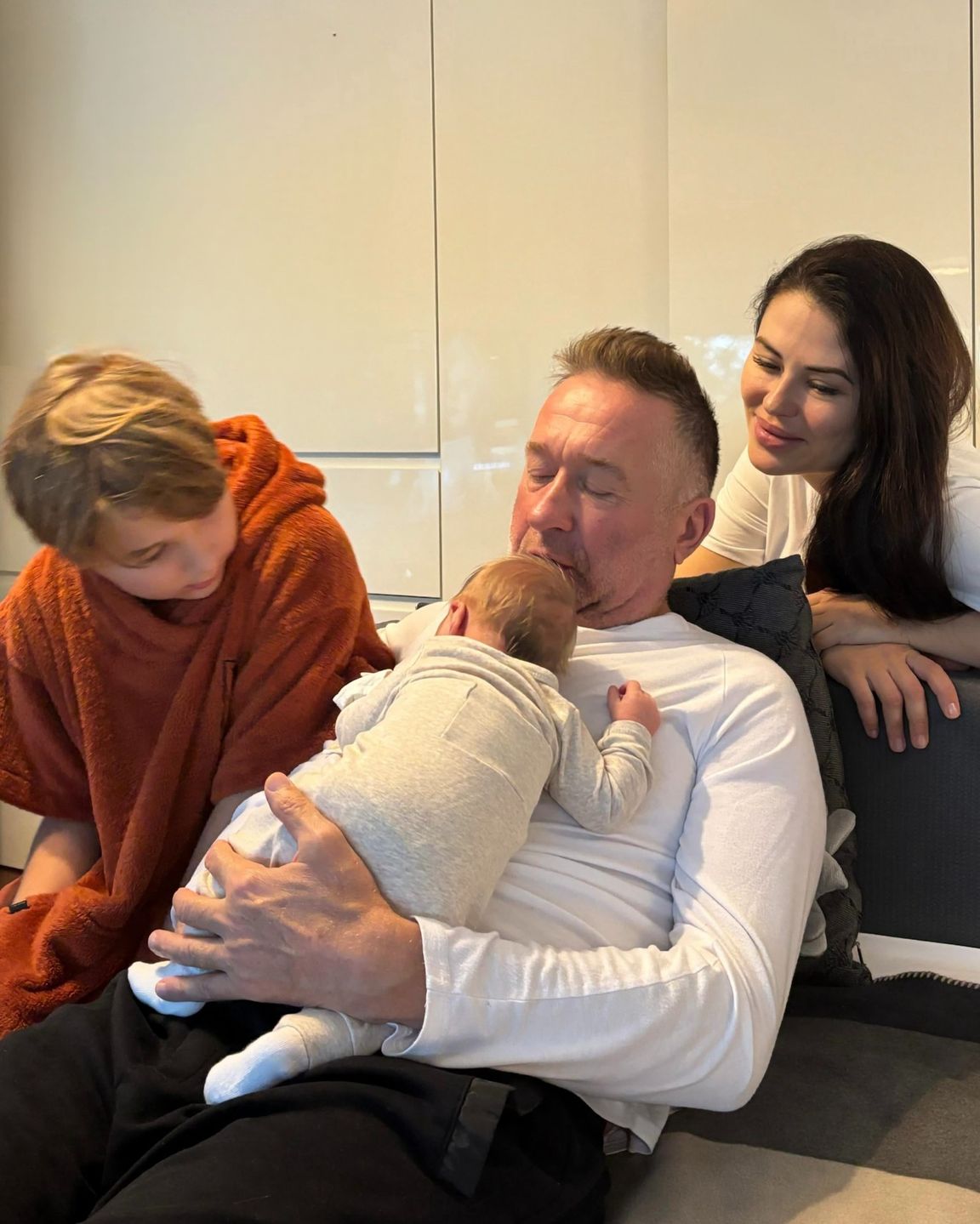 Rafał Sonik z partnerką i synami