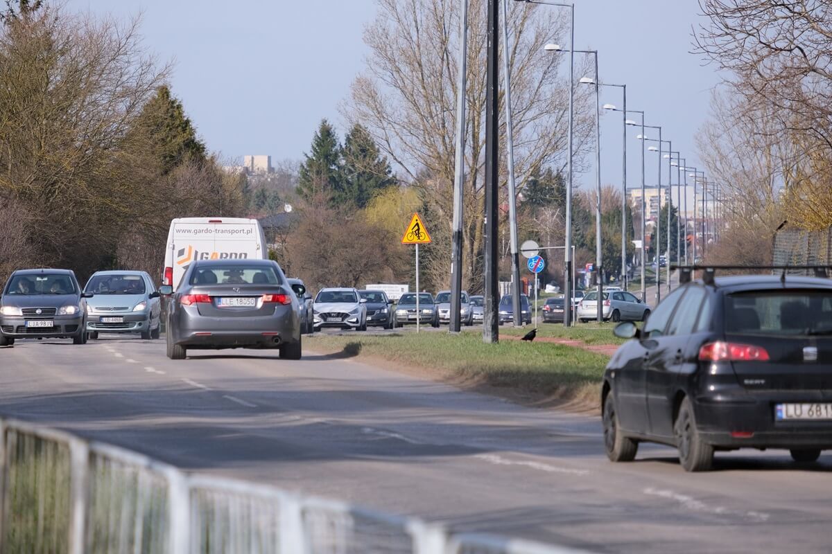 Duży ruch samochodów na ul. Janowskiej