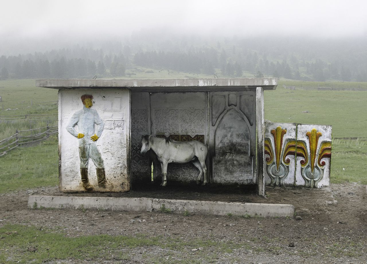 Dwanaście lat później osobliwe przystanki stały się tematem nowego projektu pt. Soviet Bus Stops.