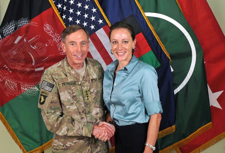 Na zdjęciu David Petraeus<br /> i Paula Broadwell