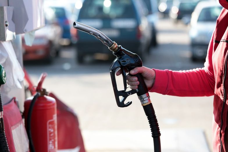 Francuzi racjonują benzynę. W obawie przed protestami w rafineriach