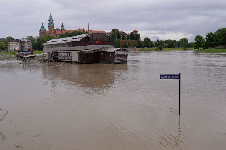W Krakowie woda zalała bulwary wiślane.
