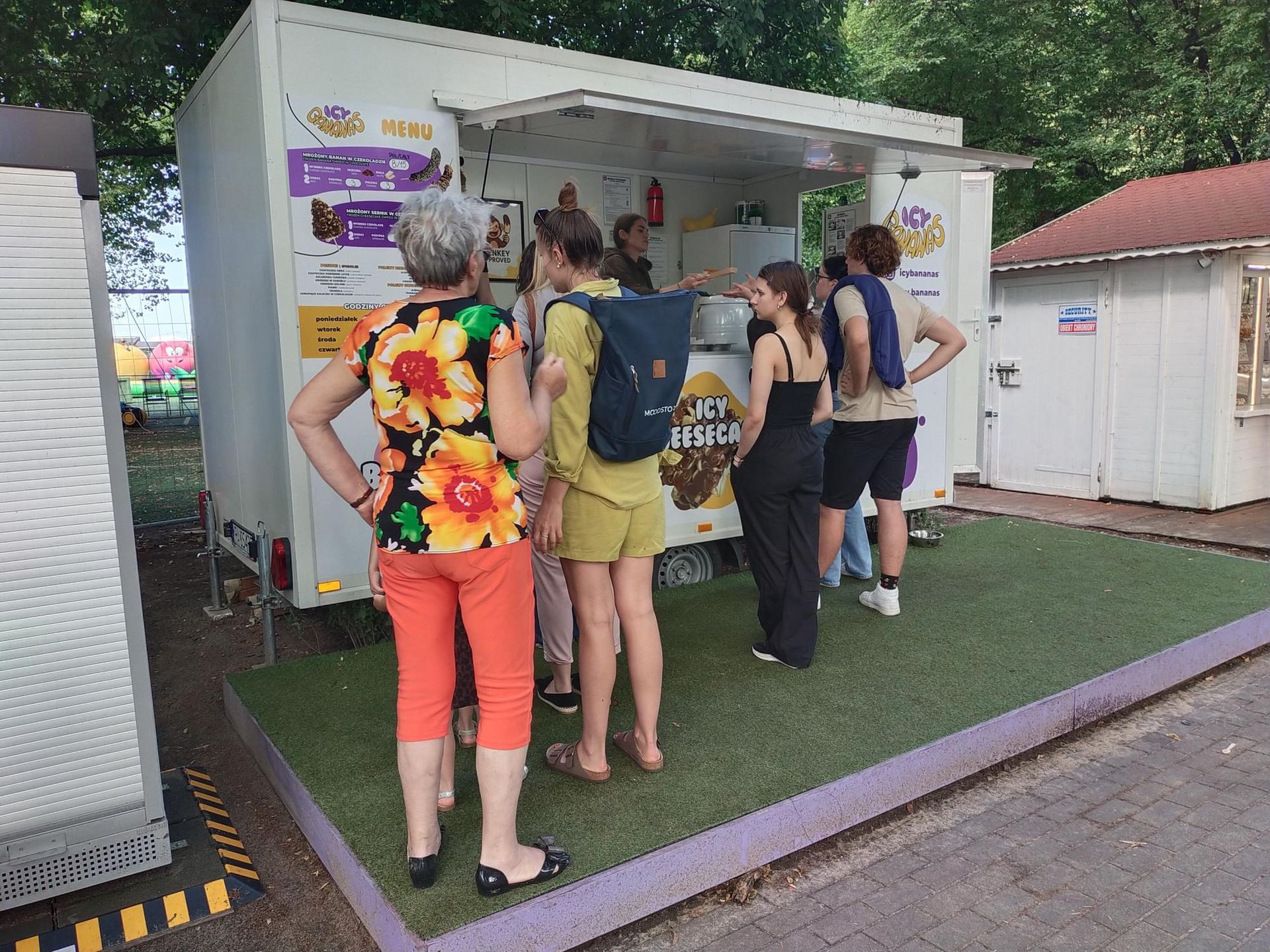 Pod budką często ustawiają się kolejki