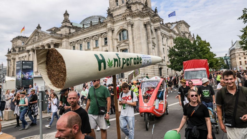 Coroczna parada zwolenników legalizacji marihuany w Berlinie. Zdjęcie z sierpnia 2023 r.