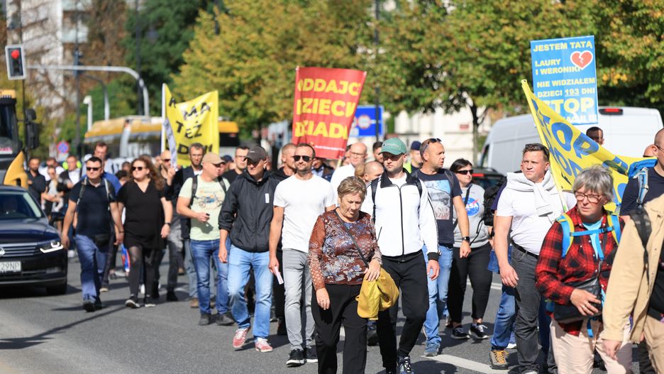 27.09.2024. Uczestnicy protestu rodziców pod hasłem „Stop aliena