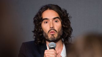 Russel Brand usłyszał NOWE ZARZUTY. Kolejne kobiety oskarżyły komika o gwałt i napaść seksualną
