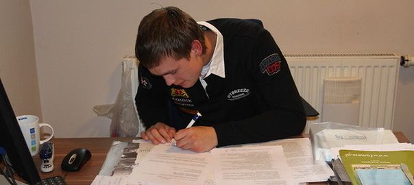 Wojciech Prymlewicz podczas podpisywania kontraktu z Wybrzeżem