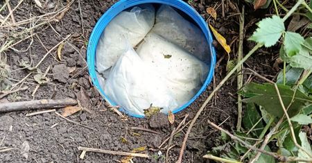Narkotyki zakopane w beczkach pod ziemią. Policja zabezpieczyła 12 kilogramów warte niemal 800 tys. zł
