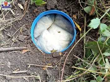 Narkotyki zakopane w beczkach pod ziemią. Policja zabezpieczyła 12 kilogramów warte niemal 800 tys. zł