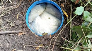 Narkotyki zakopane w beczkach pod ziemią. Policja zabezpieczyła 12 kilogramów warte niemal 800 tys. zł