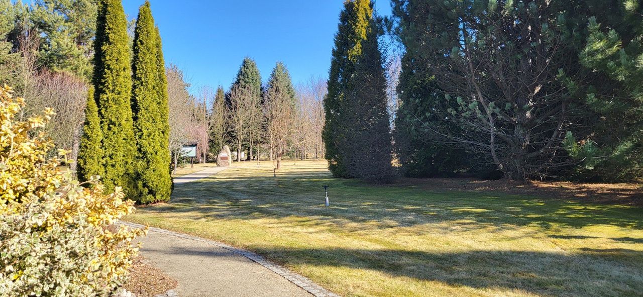 Arboretum powstało w 1997 roku. Jest w nim kilkanaście kolekcji roślin od różaneczników i azalii, po jodły, magnolie i rośliny górskie