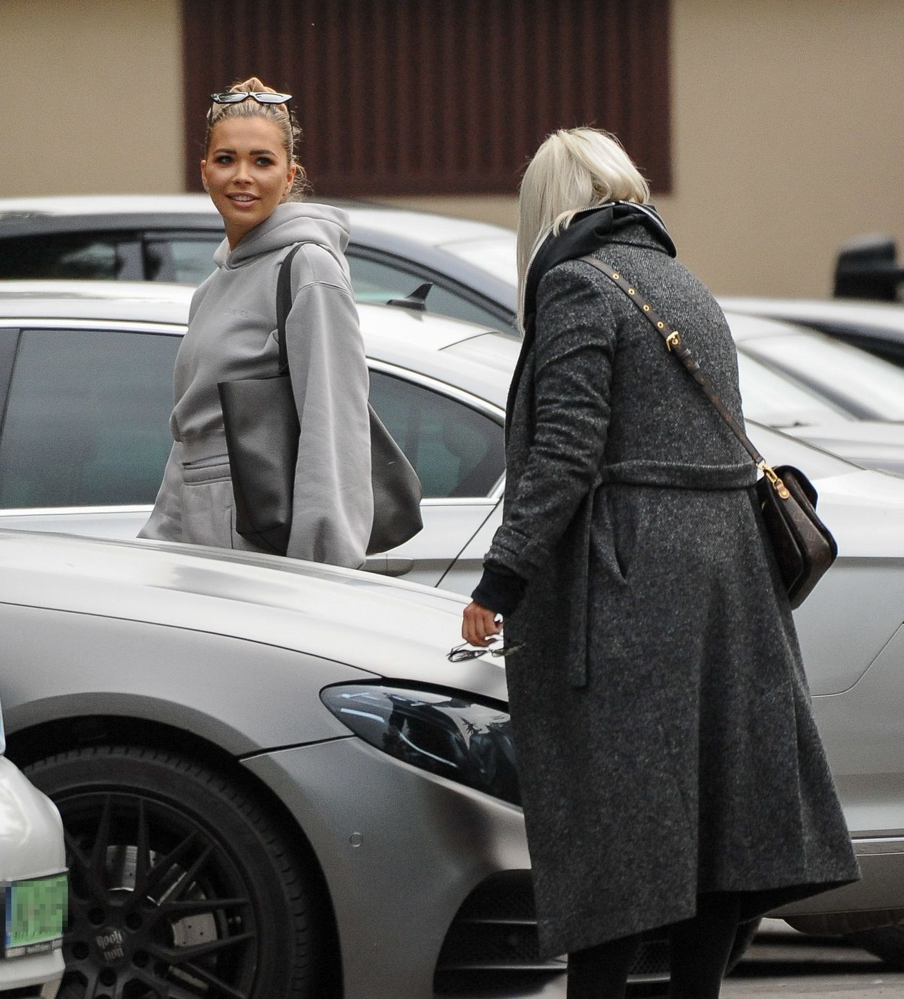 Sandra Kubicka pakuje się do mercedesa Barona