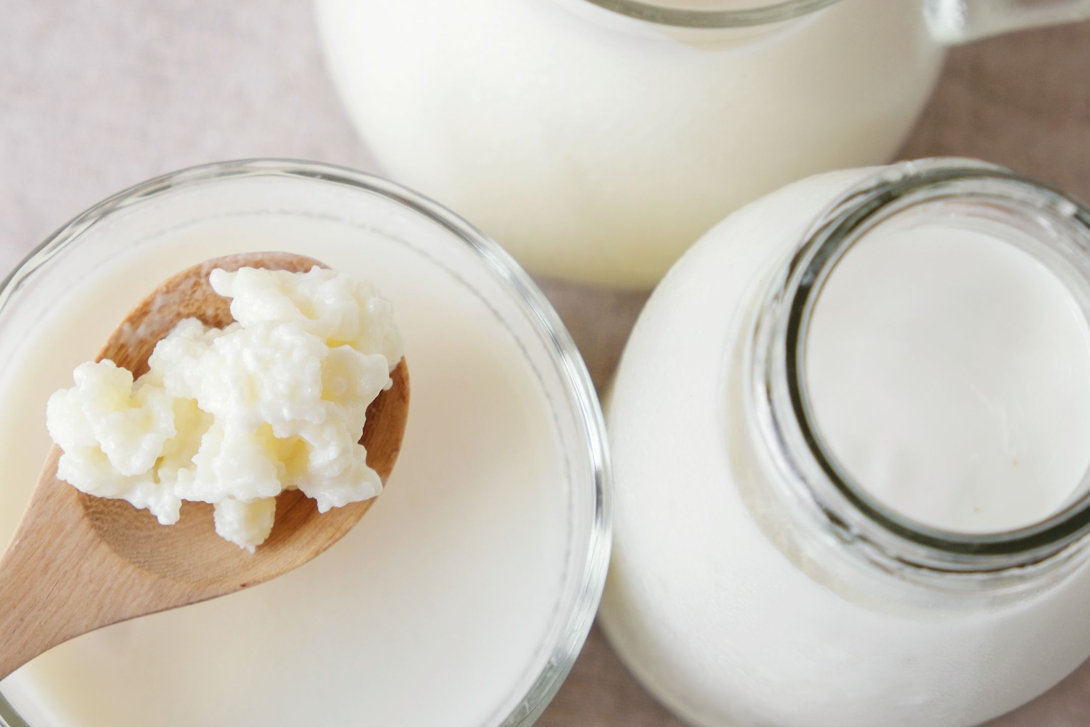 Kefir powstaje dzięki ziarnom kefirowym