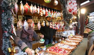 Ozdoby świąteczne. Ile kosztują bombki choinkowe i lampki? Ceny wyższe niż przed rokiem