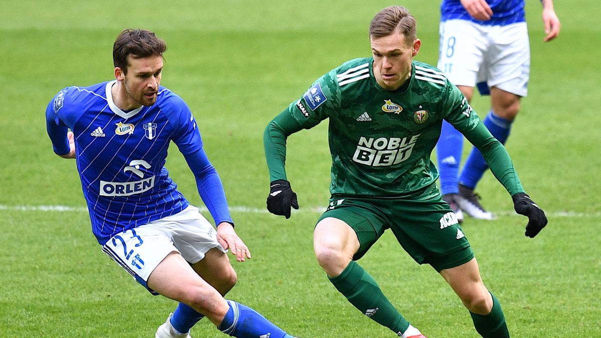 PAP / Sebastian Borowski / Na zdjęciu: piłkarz Śląska Wrocław Mathieu Scalet (z prawej) i Filip Lesniak (z lewej) z Wisły Płock