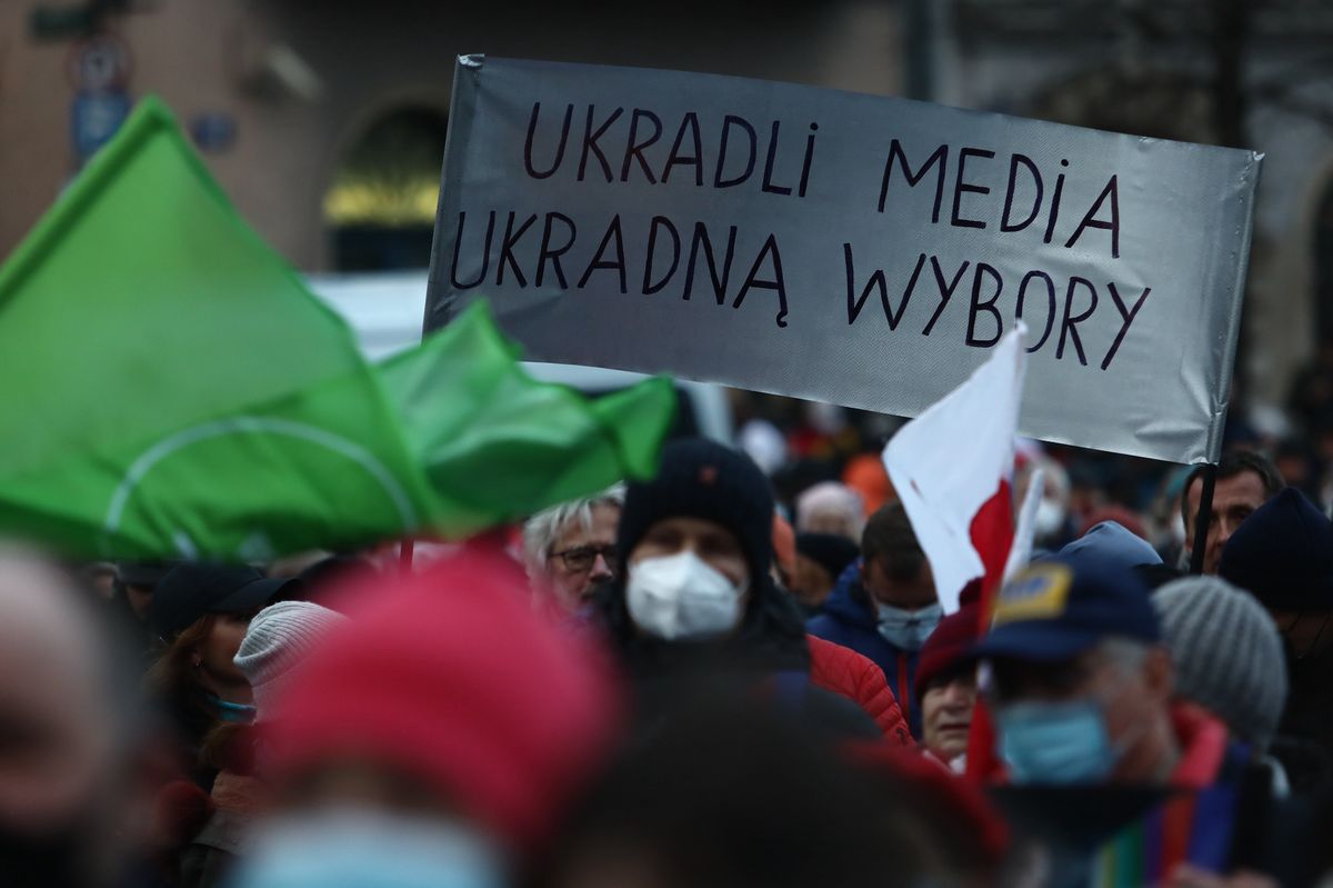 "Lex TVN" przyjęte. Protesty w kilkudziesięciu miastach. Na zdjęciu manifestacja na Rynku Głównym w Krakowie 