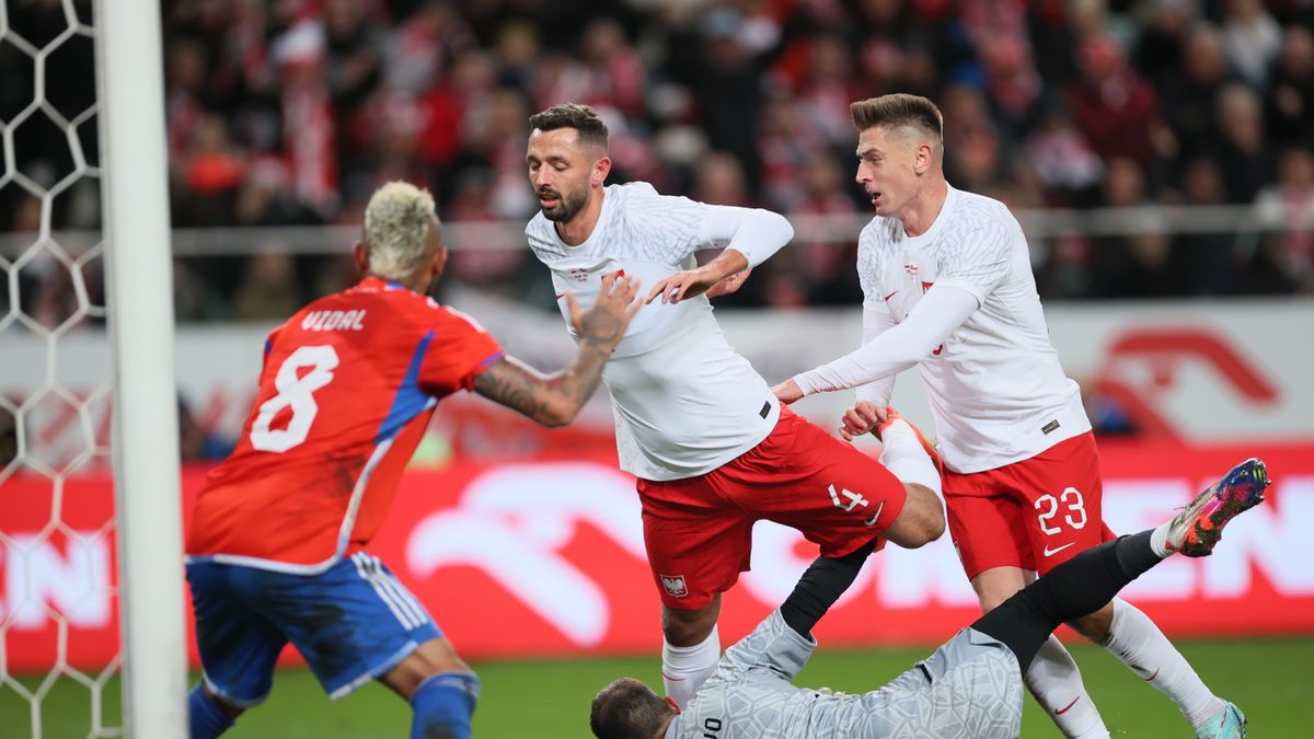 PAP / Leszek Szymański / Na zdjęciu: zawodnicy reprezentacji Polski Mateusz Wieteska (2L) i Krzysztof Piątek (P) 