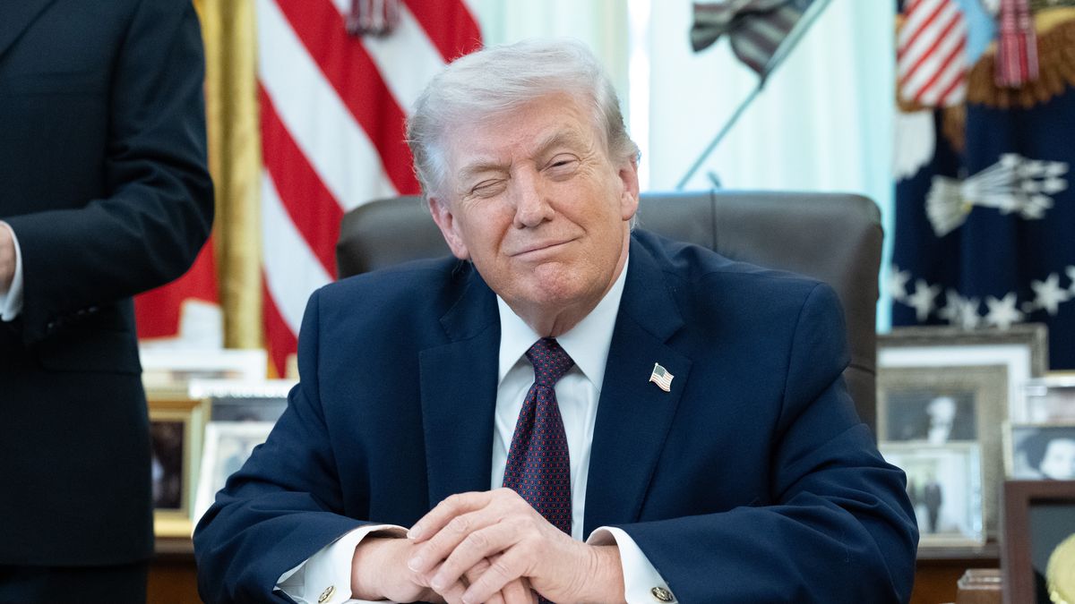 US President Donald J Trump gestures during an executive order signing event in the Oval Office of the White House in Washington, DC, USA, 31 March 2026. The order directs the federal government, through the US Postal Service, to provide states with voter eligibility data. EPA/AARON SCHWARTZ / POOL Dostawca: PAP/EPA.