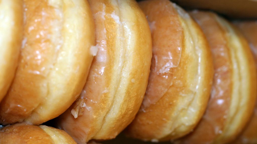 Pączki na zaczynie drożdżowym z lukrem (niewzbogacone)