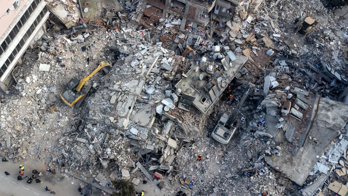 Zdjęcie okładkowe artykułu: PAP/EPA / ERDEM SAHIN / Na zdjęciu: Hatay po trzęsieniu ziemi