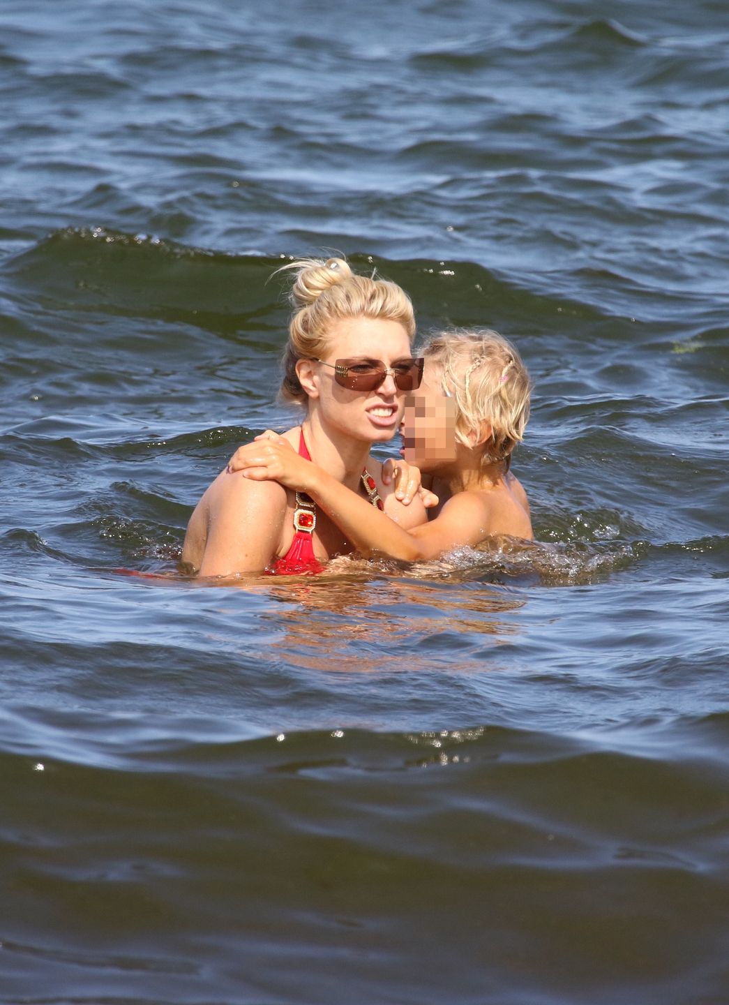 Karolina Pajączkowska relaksuje się z rodziną na sopockiej plaży