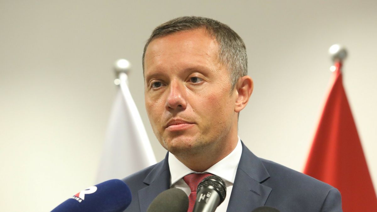 Na zdjęciu Tomasz Zdzikot w trakcie konferencji prasowej