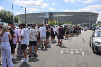 Gigantyczna kolejka pod stadionem Tarczyński Arena. Tysiące ludzi czeka, by wejść na Ultrace 2025