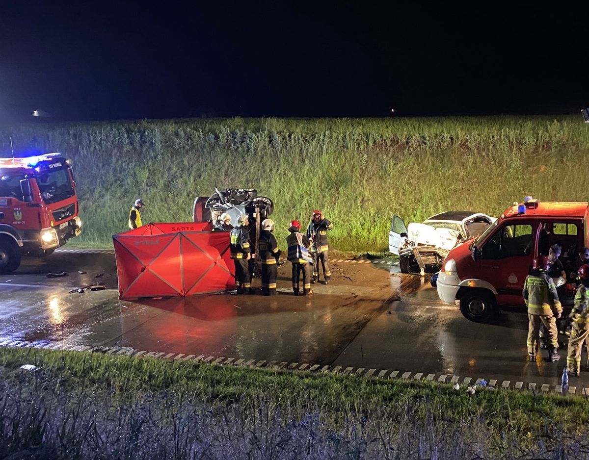 Makabryczny wypadek na łączniku A4. Zderzenie dwóch bmw. Zginęły młode osoby