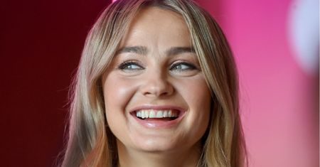 Małgorzata Socha w czarnym kostiumie szaleje z synem na plaży (ZDJĘCIA)