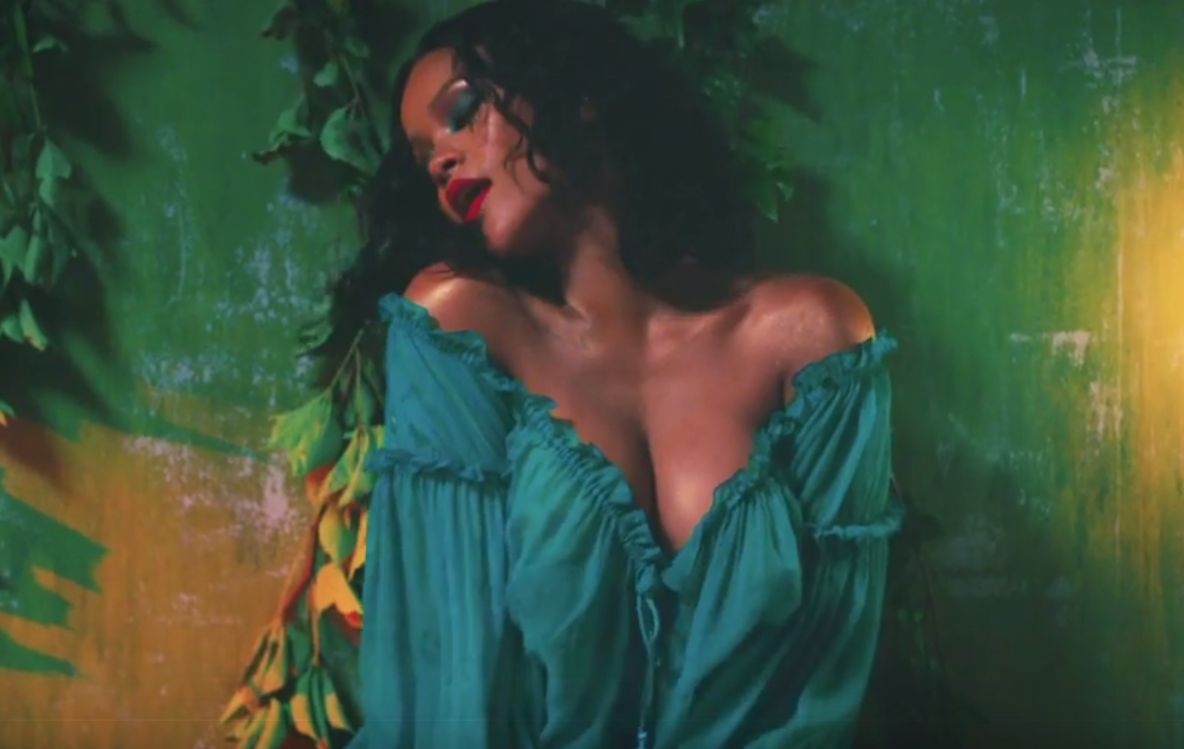 Odmieniona Rihanna w nowym teledysku. Piosenkarka pokazała piersi