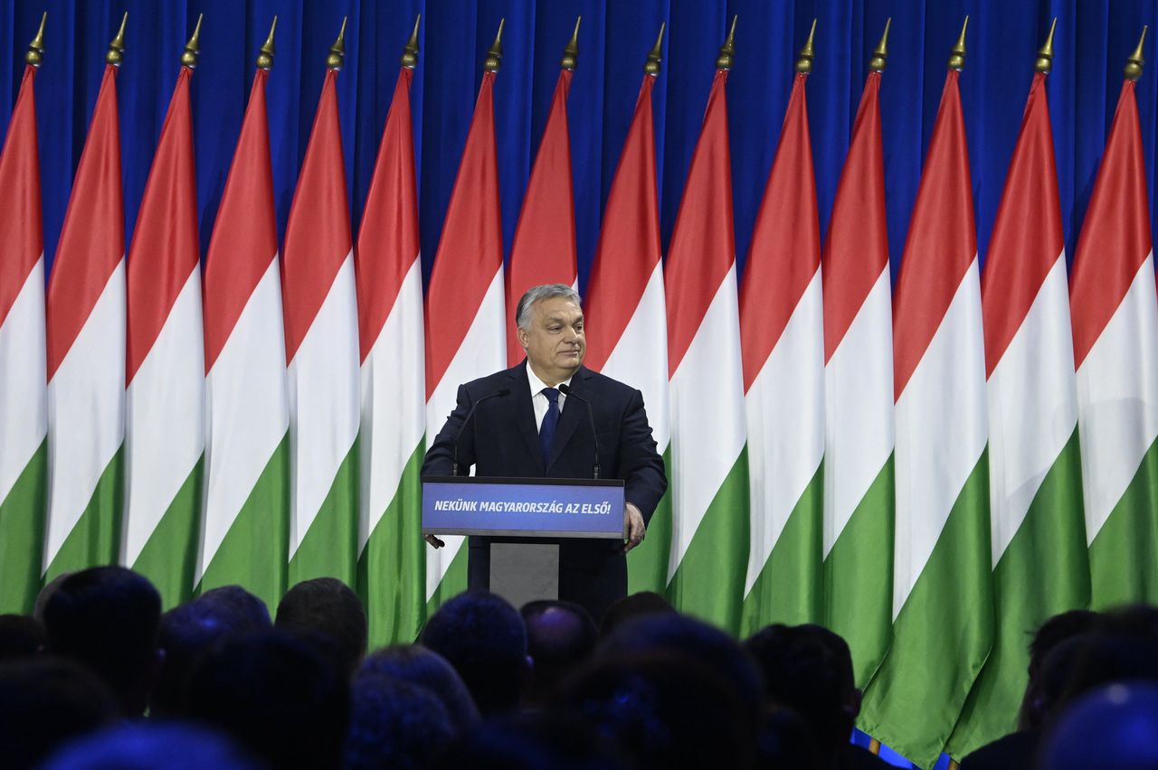 Hungarian Prime Minister Viktor Orban delivers his annual 'State of Hungary' address in Budapest, Hungary, 17 February 2024. The inscription on the podium reads: 'For us Hungary is the first!'. EPA/SZILARD KOSZTICSAK HUNGARY OUT Dostawca: PAP/EPA.