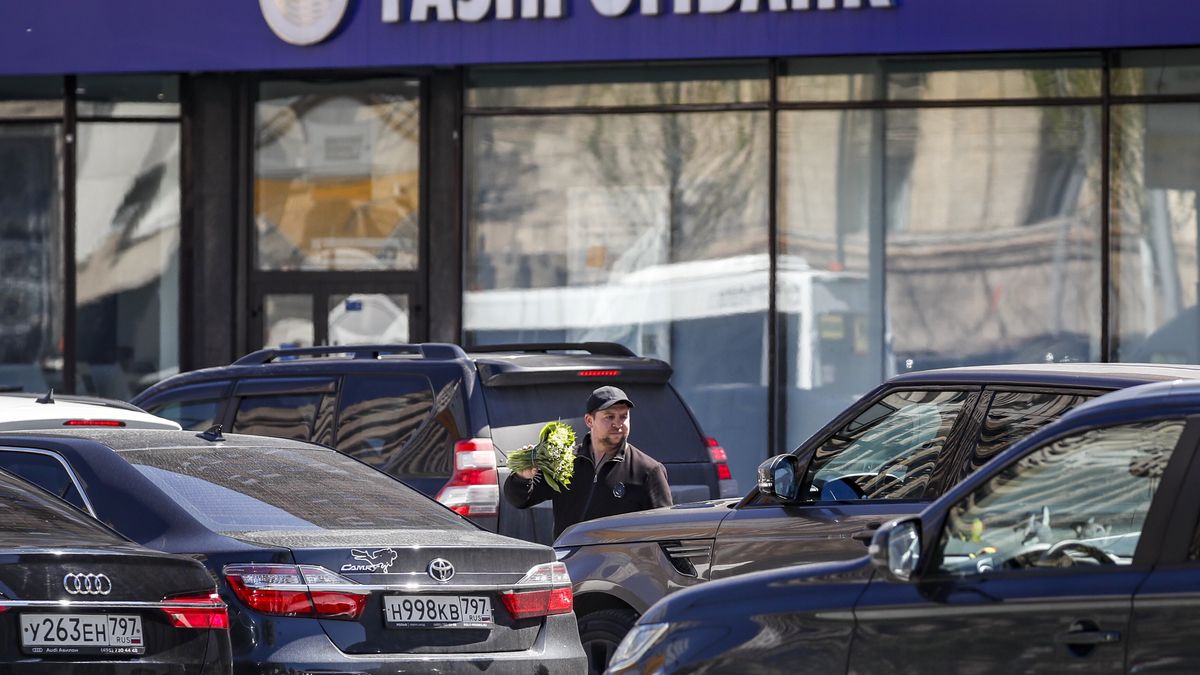 A man sells lilies of the valley at the traffic jam in front of Gazprombank office in Moscow, Russia, 20 May 2022. The Central Bank allowed Russians to buy foreign cash currency without restrictions, with the exception of US Dollars and Euros. EPA/YURI KOCHETKOV Dostawca: PAP/EPA.