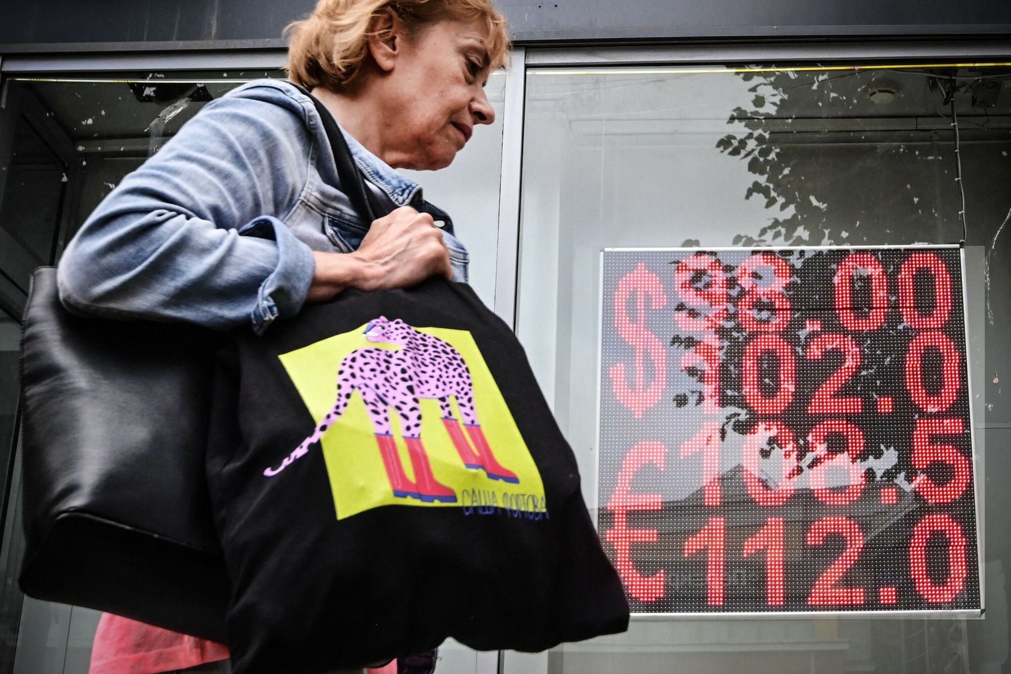 Rosyjski rubel najs?abszy od 17 miesi?cyA woman walks past a currency exchange office in Moscow on August 14, 2023. The Russian ruble slid past 100 against the dollar on August 14, 2023, its lowest level since March 23, 2022 -- shortly after Moscow launched its military operation in Ukraine. (Photo by Yuri KADOBNOV / AFP)YURI KADOBNOV