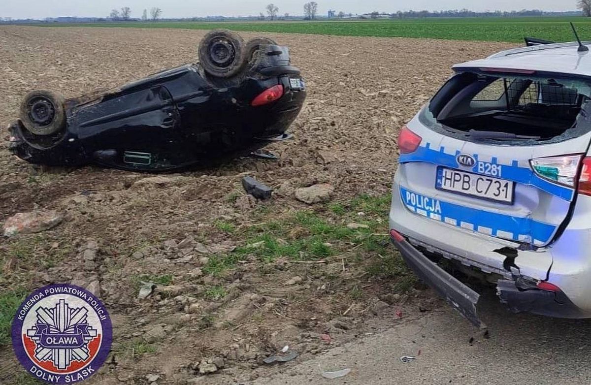 Peugeot uciekał przed policją i staranował radiowóz