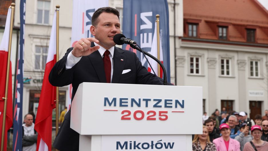 Mikołów, 29.03.2025. Wybory Prezydenta RP 2025 - kampania. Kandydat Konfederacji w wyborach prezydenckich Sławomir Mentzen przemawia podczas spotkania wyborczego na Rynku w Mikołowie, 29 bm. (jm) PAP/Kasia Zaremba