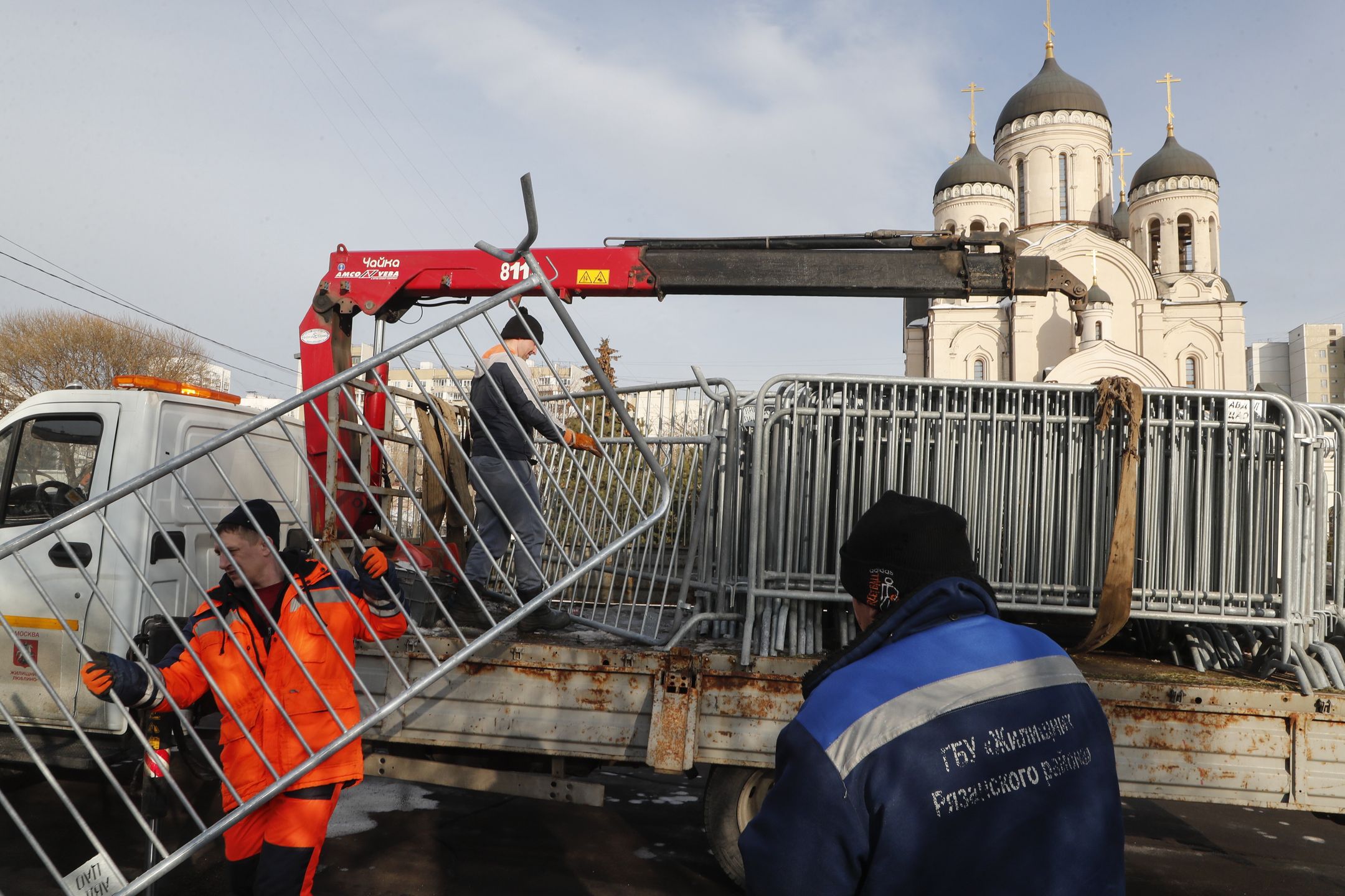Na drodze prowadzącej od pobliskiej stacji metra do cerkwi i cmentarza ustawiono metalowe barierki
