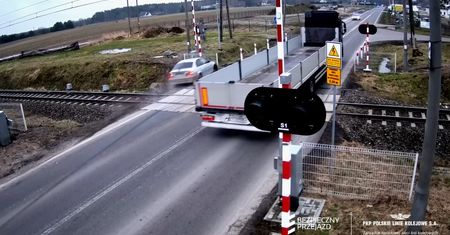 Kierowca bmw stracił rozum. Zaszalał na rogatkach, skończył w rowie