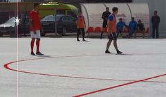 Budweiser nietypowo zwrócił uwagę na zaśmiecanie stadionów. Boisko z 50 tys. plastikowych kubków na piwo