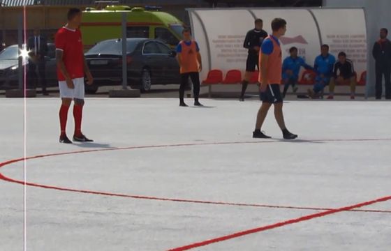 Budweiser nietypowo zwrócił uwagę na zaśmiecanie stadionów. Boisko z 50 tys. plastikowych kubków na piwo