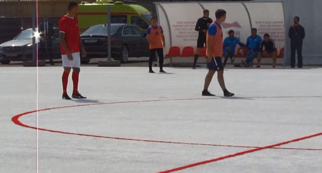 Budweiser nietypowo zwrócił uwagę na zaśmiecanie stadionów. Boisko z 50 tys. plastikowych kubków na piwo