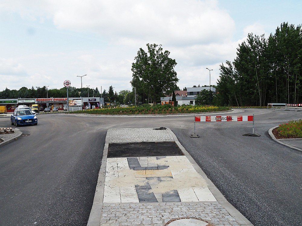 Ostatnie prace wykończeniowe na przebudowanym fragmencie ulicy Szczecińskiej