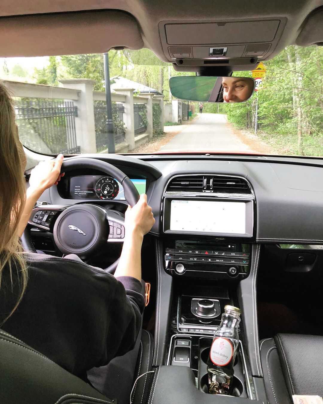 Małgorzata Socha za kierownicą Jaguara bez makijażu