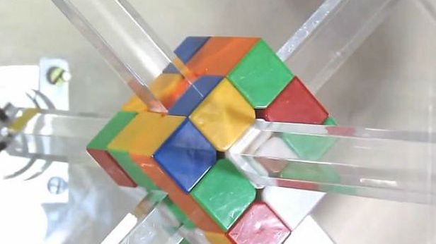 WTF dnia: robot, który w sekundę rozwiązuje kostkę Rubika [wideo] 1
