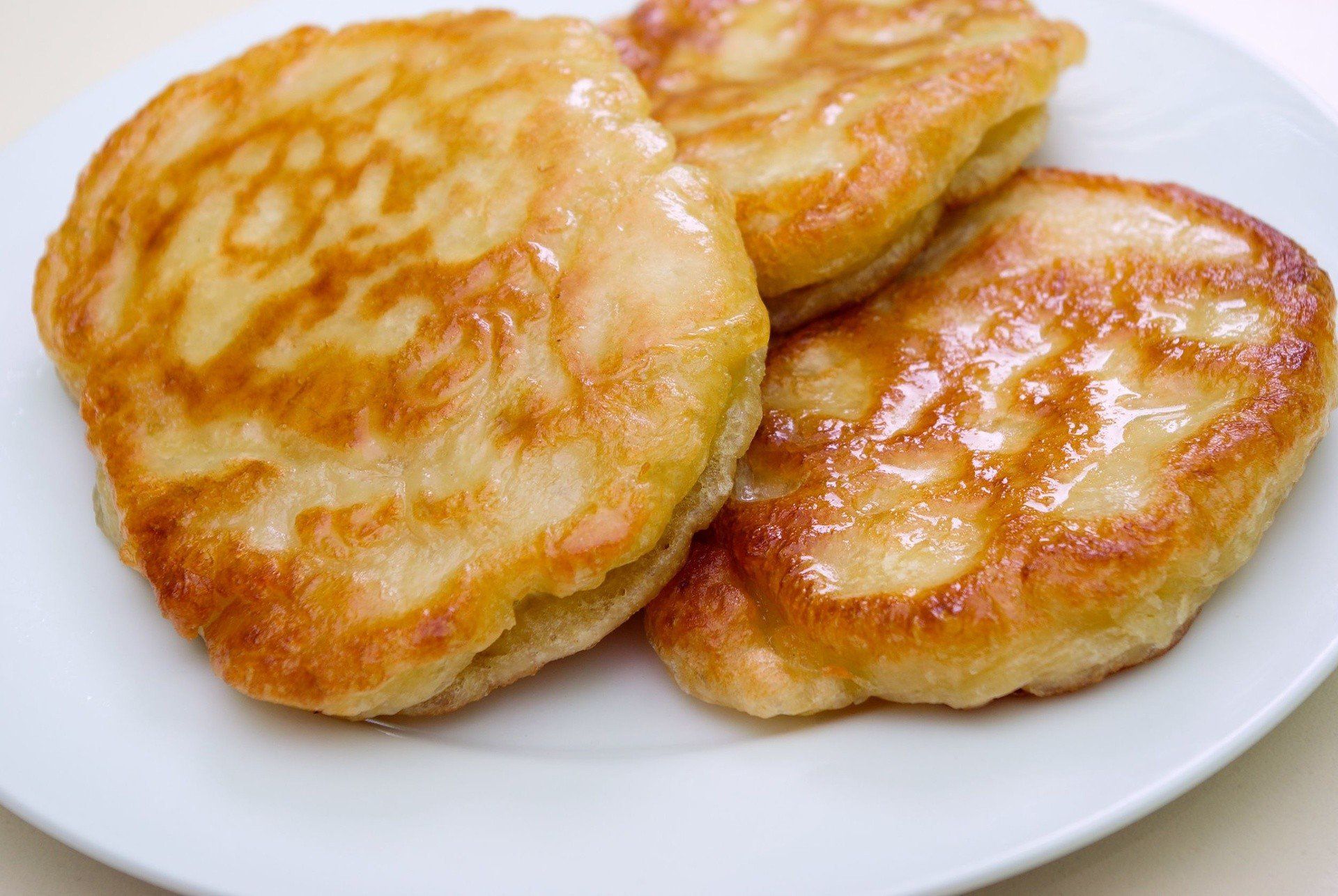 Pulchne placki z jabłkami na kefirze