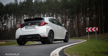 Toyota GR Yaris przegoniona po Nürburgringu. Była niemal tak szybka, jak BMW M5 z V10